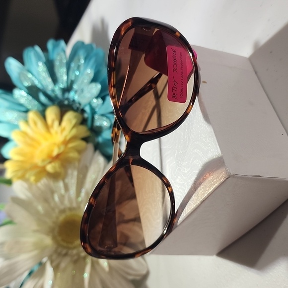 BETSEY JOHNSON SUNGLASSES - Picture 7 of 7